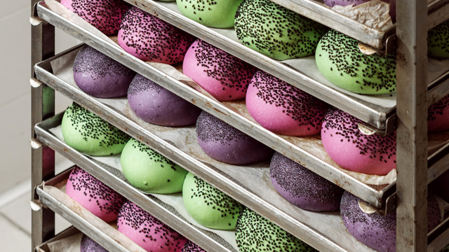 Teglie e carrello con panini colorati appena sfornati